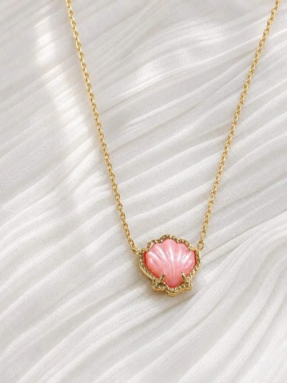 Kendra Scott Brynne Gold Shell Pendant Necklace - Picture 2 of 2